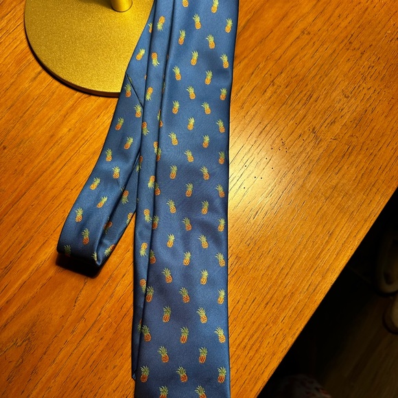 Pineapple tie CHAPS like new used once - Picture 2 of 9
